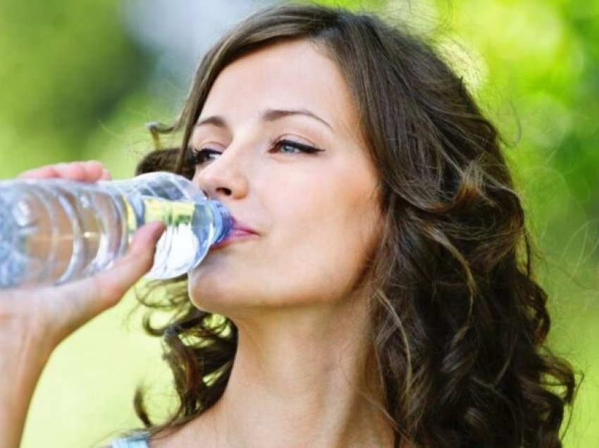 A po pini mjaftueshëm ujë? Pirja e sasisë së mjaftueshme të ujit është thelbësore për shëndetin tuaj