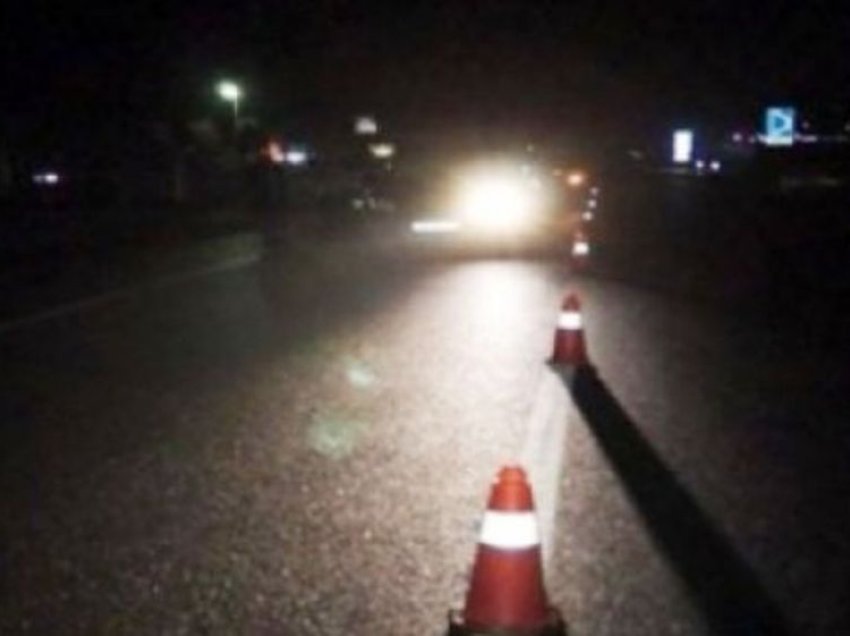 Pamje të rënda nga aksidenti në ‘Rrugën e Kombit’, mbulohet kufoma e viktimës që u godit për vdekje nga vetura