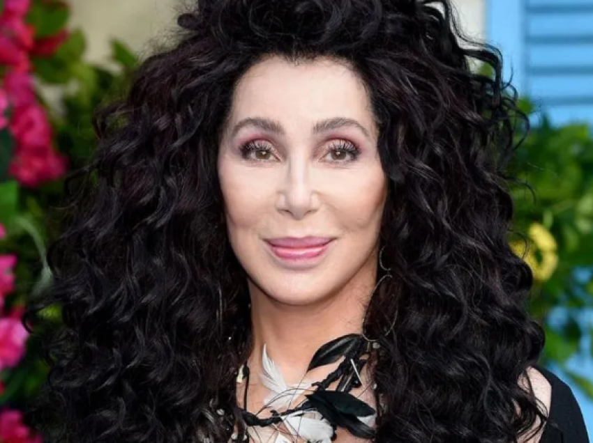 Cher zbulon sekretin, si e ruan pamjen e saj rinore në moshën 77-vjeçare 