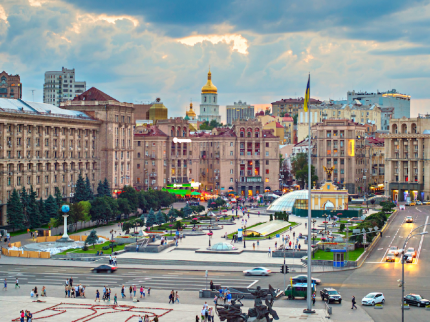 Autoritetet në Kiev paralajmërojnë se kanë marrë kërcënime me bombë në qendrat tregtare