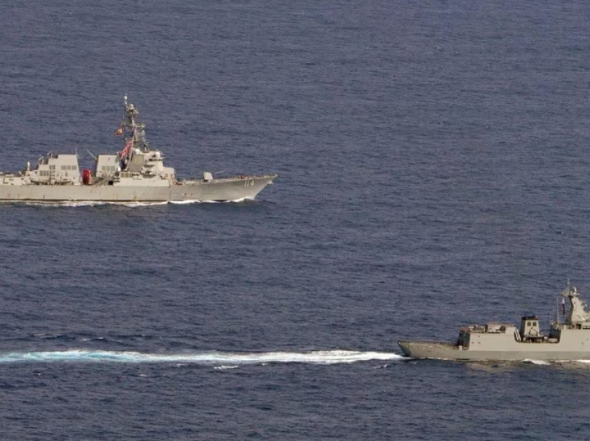 Anijet amerikane dhe ato filipinase, lundrojnë bashkë në Detin e Kinës Jugore