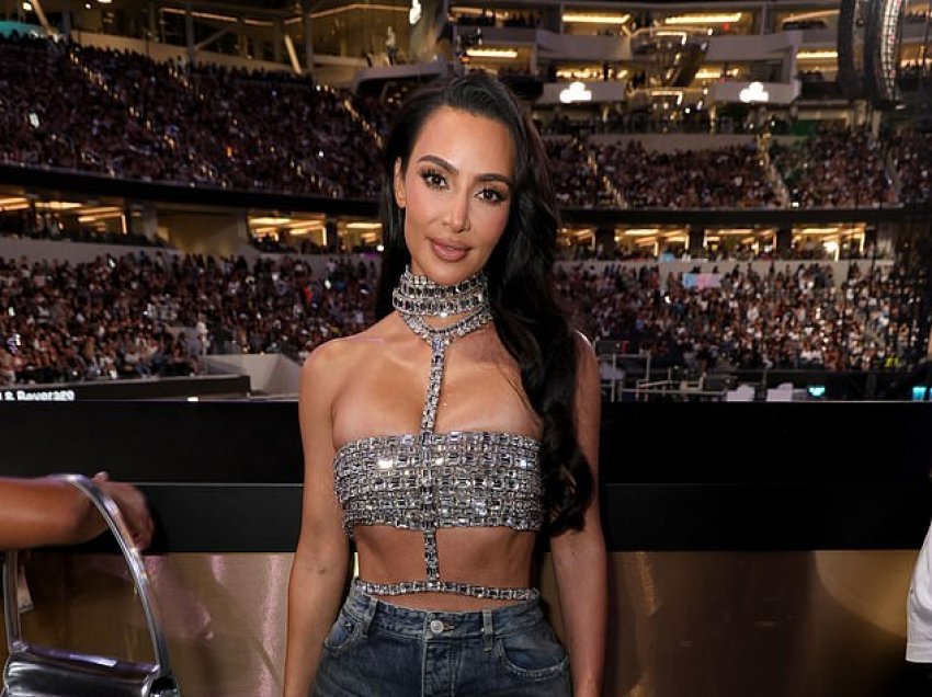 Kim Kardashian merr vëmendje me veshjen unike prej argjendi, teksa shijon koncertin e Beyonces në Los Angeles
