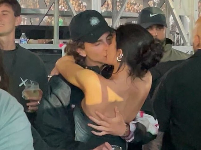 Kylie Jenner dhe i dashuri i saj i ri Timothee Chalamet xhirohen duke u puthur plot afsh
