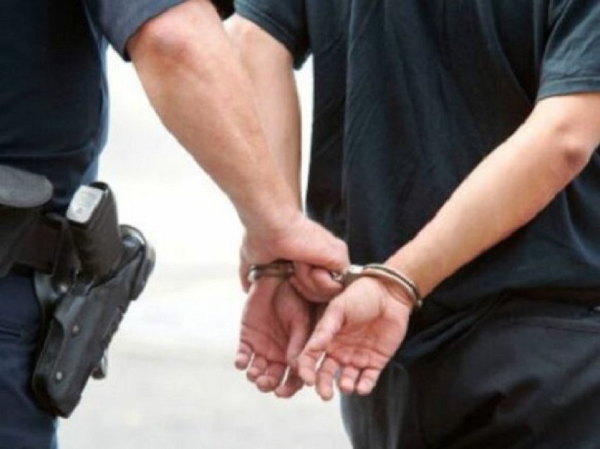 Policia i shkon në derë të riut që po kërkohej me 11 urdhëresa të Gjykatës, i gjejnë drogë