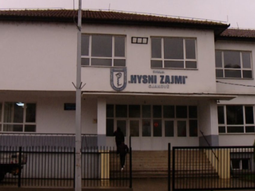 E rëndë në Gjakovë: Nxënësi i ‘Hysni Zajmi’ ther shokun e tij me thikë, thotë se ndodhi aksidentalisht