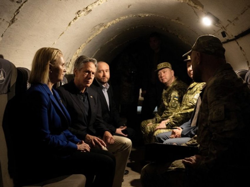 Blinken viziton një bunker në Kiev