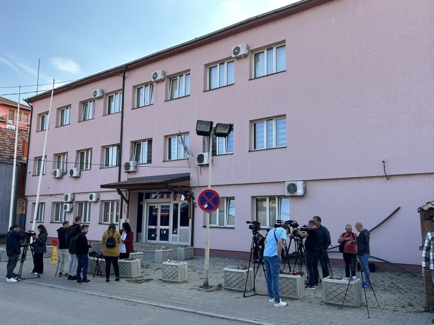 Sot afati i fundit që serbët të largohen nga objekti në Mitrovicë/ Profesori jep alarmin: Vuçiq i shfrytëzon me mjeshtri këto rrethana
