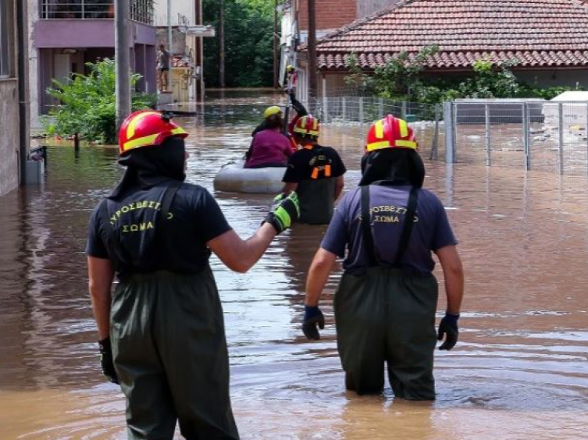 Përmbytjet në Greqi, ekspertët paralajmërojnë për sëmundjet që mund të shkaktohen nga uji i ndotur