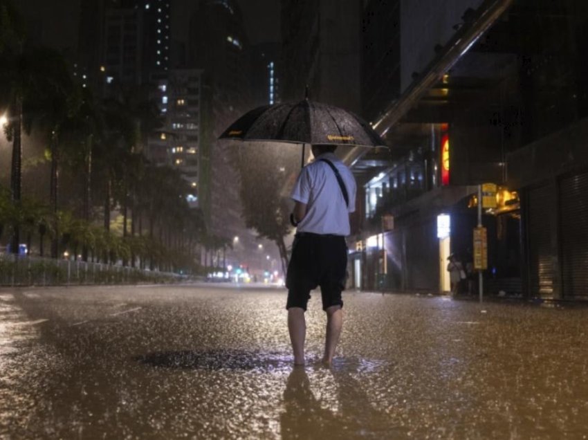 Shirat shkaktojnë përmbytje në disa zona të Kinës
