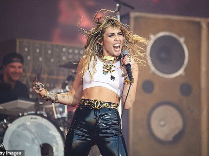 Miley Cyrus thotë se e mori vendimin për t’u ndarë nga burri i saj gjatë performancës në festivalin ‘Glastonbury’