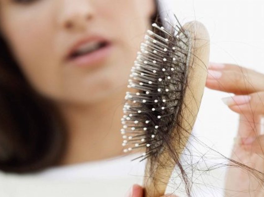 Rënia e flokëve – Kur kthehet në problem dhe nga çfarë shkaktohet