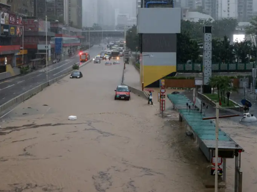 Reshjet rekord paralizojnë Hongkongun