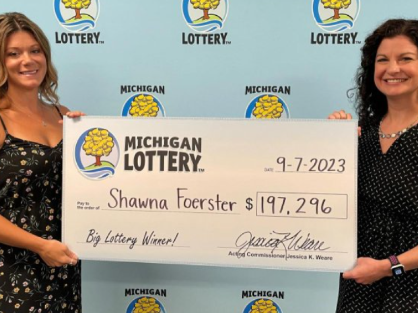 Bleu rastësisht një biletë përpara se të merrte turnin e punës, gruaja fiton plot 197,296 dollarë në lotari