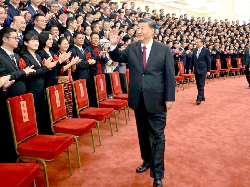 Xi Jinping po “fundos” Kinën, presidenti kinez i frikësohet një grushti-shteti