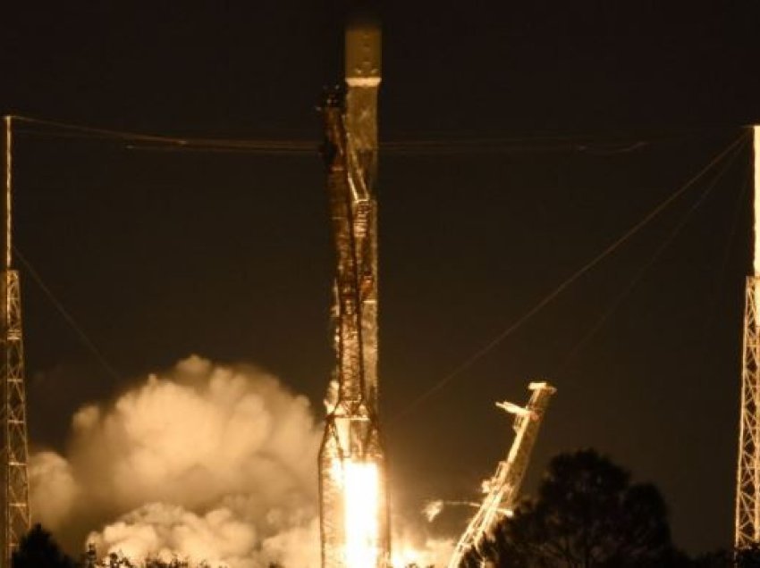 SpaceX lëshon me sukses 22 satelitë Starlink