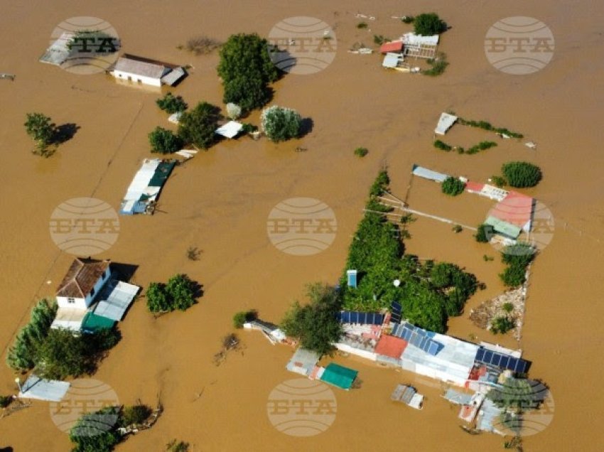 Numri i të vdekurve nga përmbytjet në Greqi arrin në 11, situata në Thesali mbetet kritike