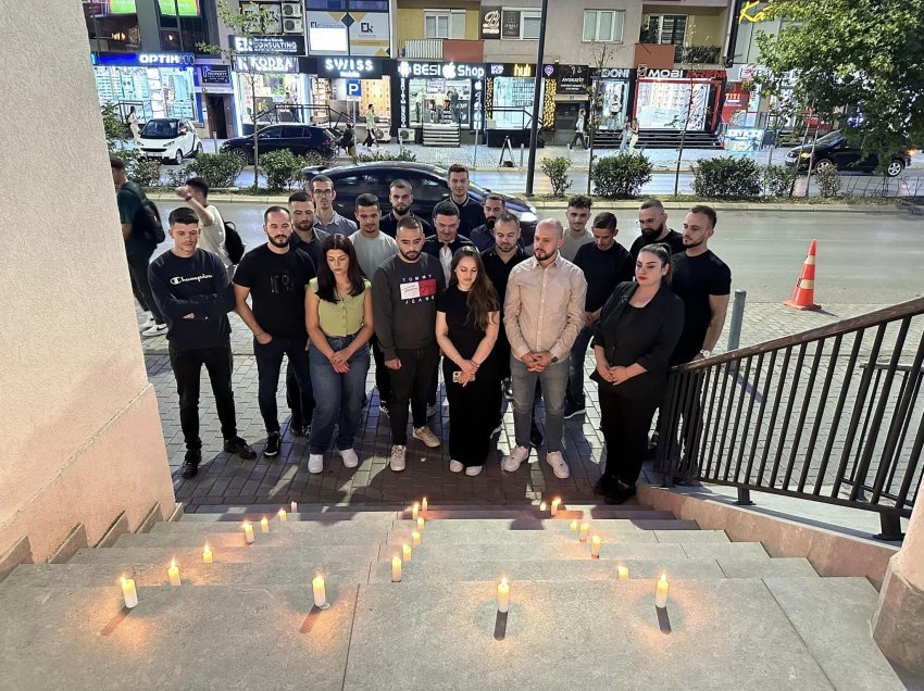 Të rinjtë e AAK-së ndezin qirinj në kujtim të viktimave të sulmeve terroriste në ShBA