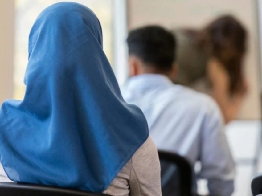 Drejtori i Arsimit në Pejë për rastin e përjashtimit të nxënëses me mbulesë: Ligji ndalon bartjen e uniformës fetare në shkolla
