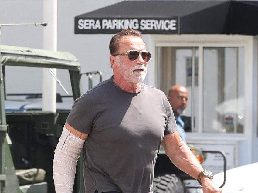 Arnold Schwarzenegger shihet me njërin krah të fashuar pasi iu nënshtrua një operacioni në bërryl