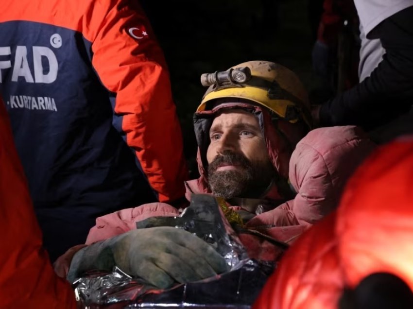 Eksploruesi amerikan nxirret nga një prej shpellave më të thella në Turqi