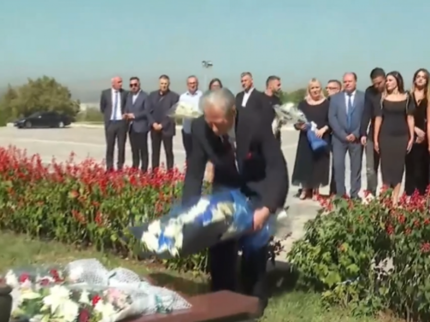 25 vjet nga vrasja e Azem Hajdarit, Berisha kryen homazhe te “Varrezat e Dëshmorëve”