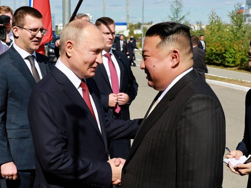 “Më vjen mirë që ju shoh”/ Takohen Vladimir Putin dhe Kim Jong Un 