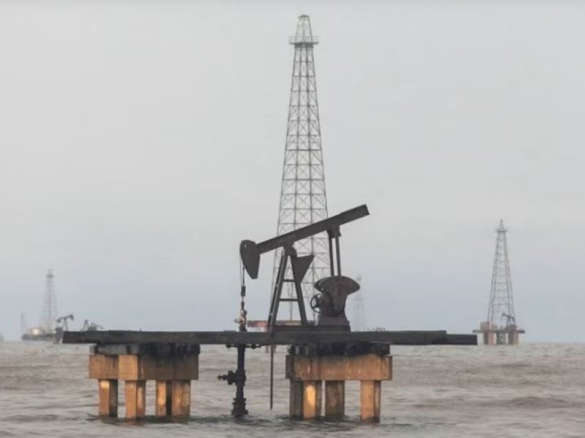 Ukraina thotë se ka rimarrë platformat e naftës pranë Krimesë