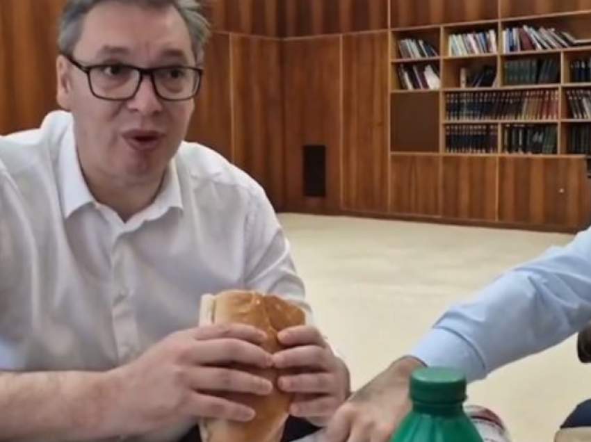 Vuçiq shfaqet duke ngrënë sanduiç në zyrë bashkë me dy ministra, pasi ua caktoi produkteve vetë çmimet