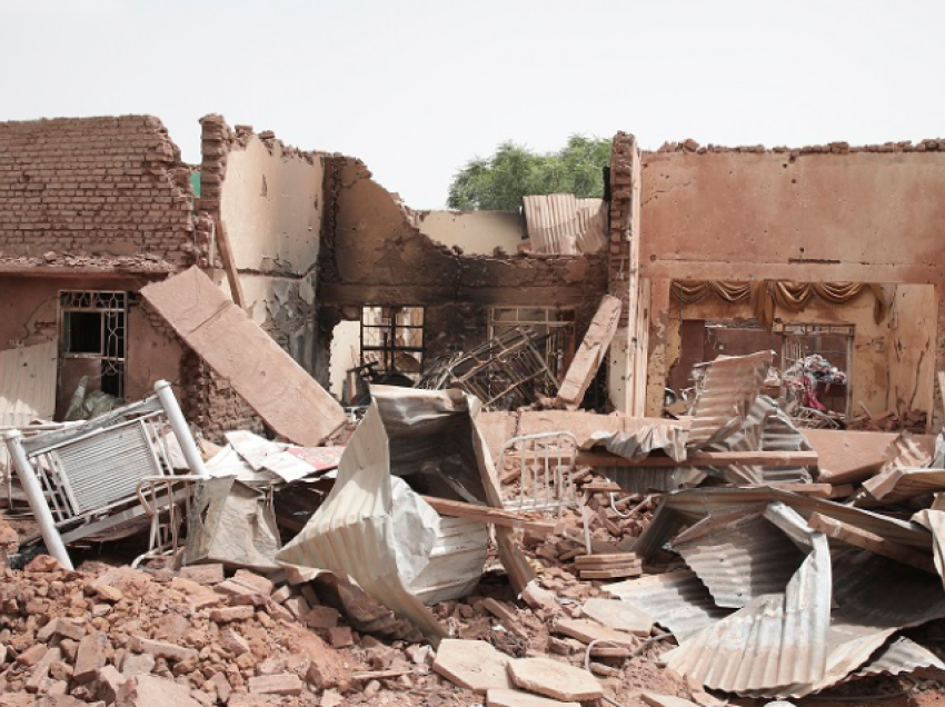 I dërguari i posaçëm i OKB-së në Sudan jep dorëheqjen, paralajmëron përshkallëzimin e luftës civile