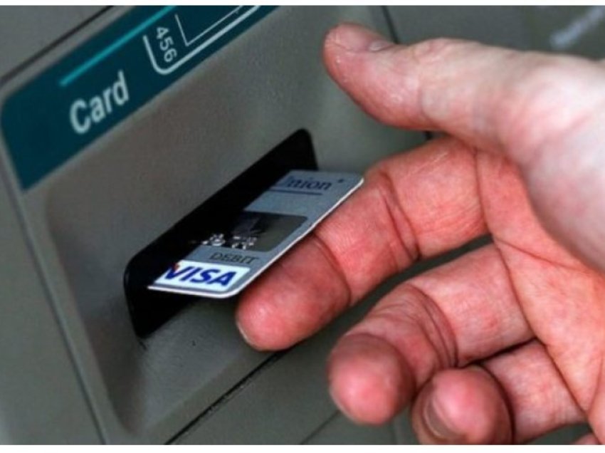 Bankomati “bujar”në Pogradec, u jep qytetarëve më shumë para se rroga