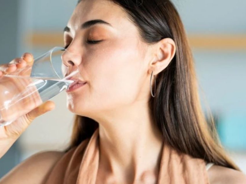 A pini ujë gjatë ngrënies? Mësoni pse duhet ta hiqni menjëherë këtë zakon