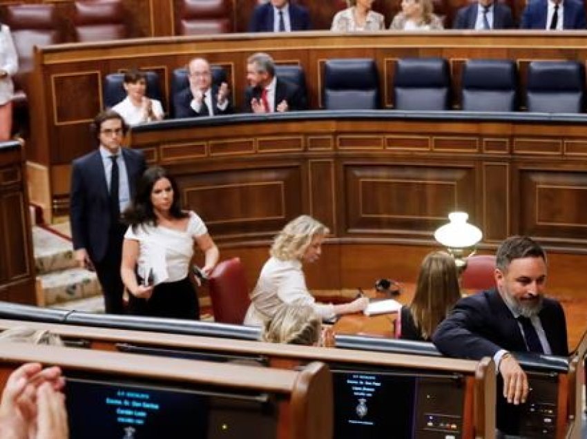 Parlamenti spanjoll njeh gjuhën katalanase, baske dhe galike, deputetët e djathtë braktisin seancën