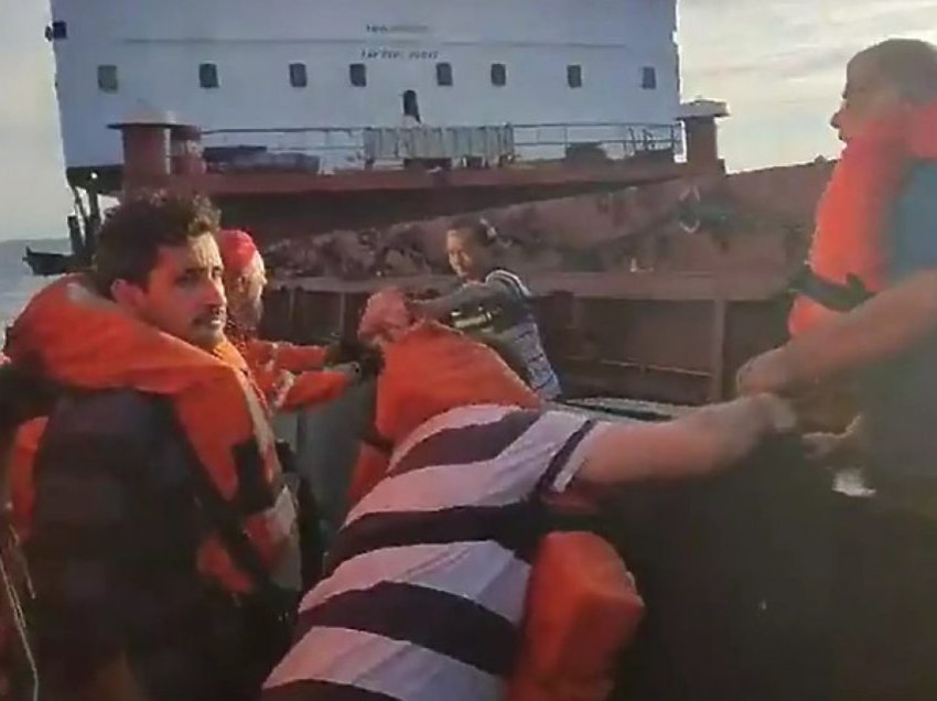 Një anije mallrash rumune goditi një minë në Detin e Zi, po fundoset