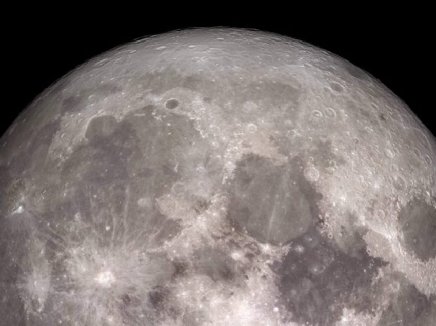 Uji në Hënë krijohet nga një forcë misterioze që vjen nga Toka