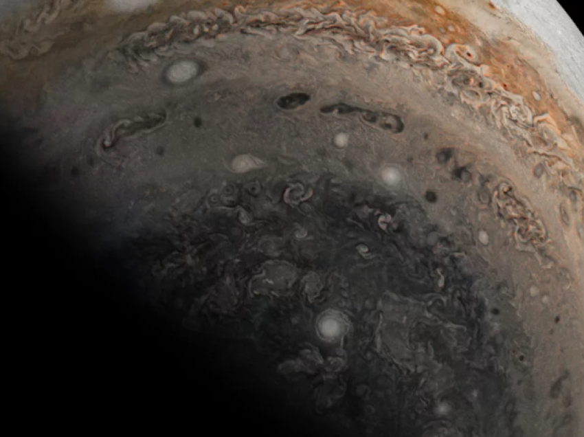 Shkencëtarët zbulojnë oqean nëntokësor në Hënën Europa të Jupiterit