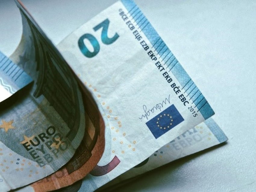 Euro zbret pranë kufirit të 106 lekëve, prek nivelin më të ulët në një muaj ndaj Lekut