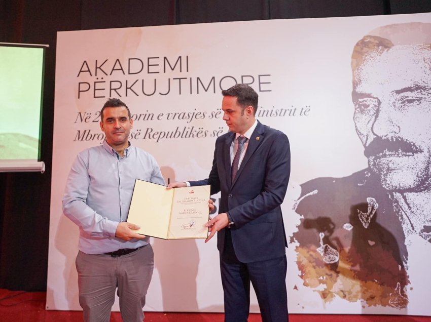 Moment emocionues: Nën tingujt e “kur ka ra kushtrimi n’Kosovë” , Kolonel Ahmet Krasniqi nderohet me dekoratën “Dr. Ibrahim Rugova”