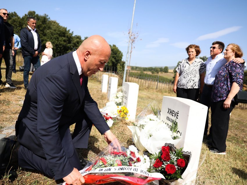 Haradinaj nderon heronjtë Fehmi e Xhevë Lladrovci: Ishin simbol i qëndresës