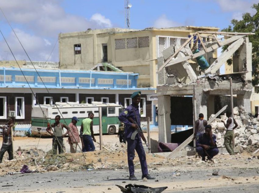 Të paktën 15 të vdekur dhe dhjetëra të plagosur nga një sulm vetëvrasës në Somali