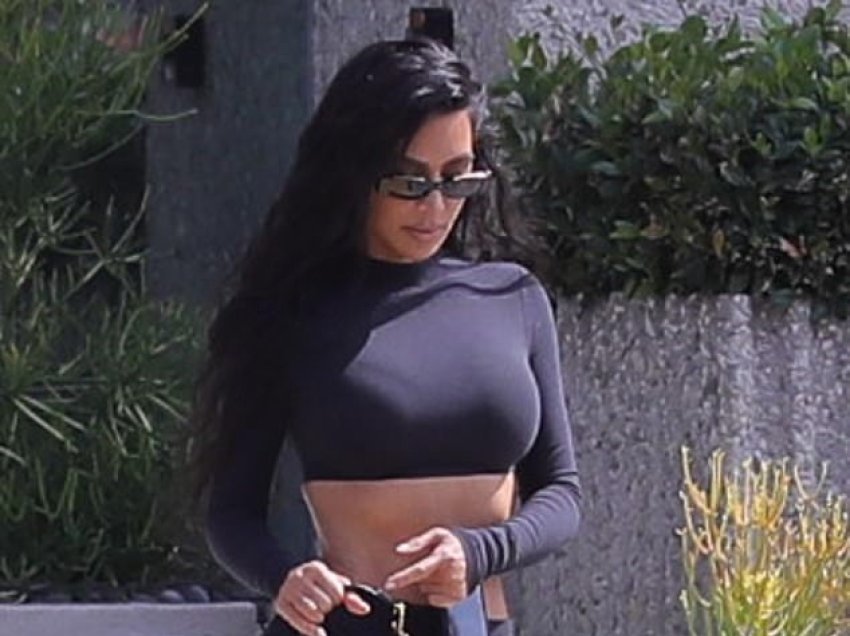 Kim Kardashian duket tejet atraktive në vikend, ndërsa thekson linjat e trupit në tuta sportive