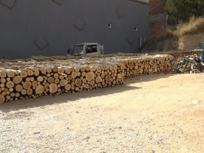 ​Një metër dru po shitet deri në 65 euro, qytetarët ankohen për çmimin dhe mashtrimet në matje