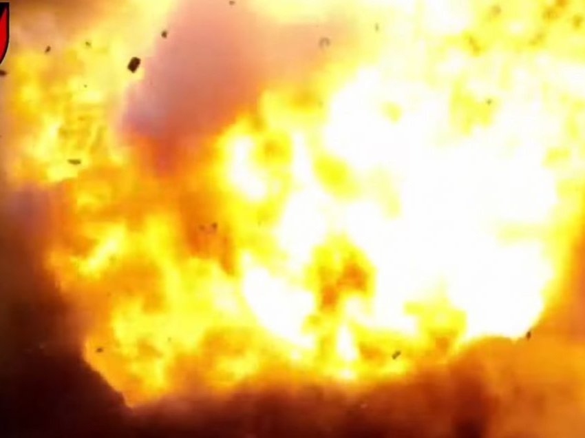 Droni kamikaz shkatërron tankun rus, shpërthimi ishte tejet i fuqishëm – pamje nga ajri