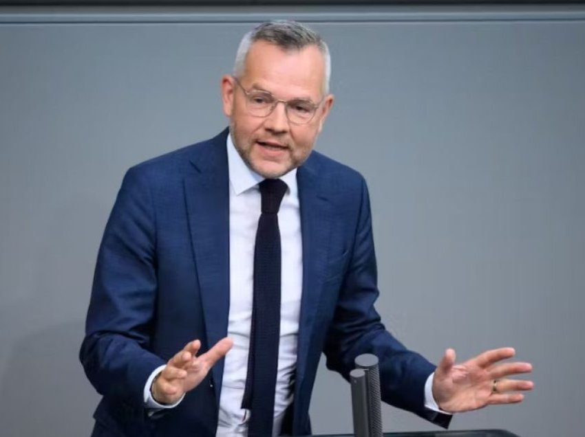 Deputeti gjerman i reagon Vuçiqit: S’ka rëndësi a janë shqiptarë apo serbë, por pse duhet të vriten