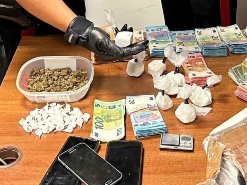 Iu zbulua mbi 1 kg kokainë me vlerë 100 mijë euro në banesë, pranga të riut shqiptar në Itali