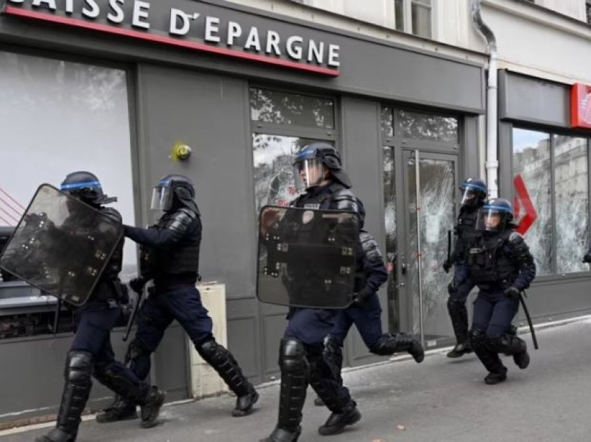 Paris, protestuesit sulmojnë makinën e policisë