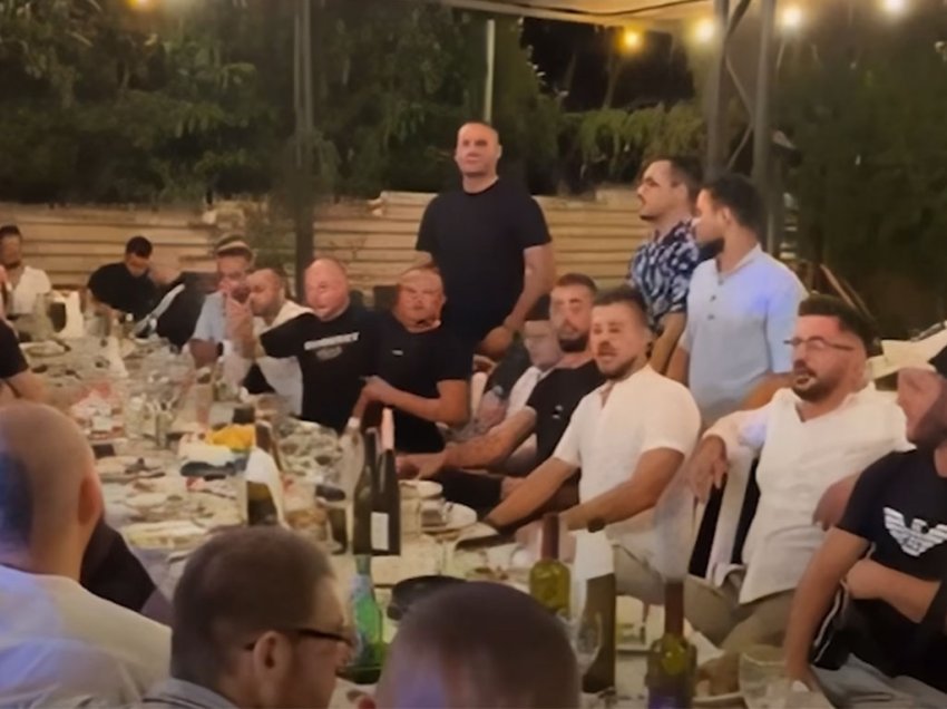 Çunat e Vlorës publikojnë një video teksa i këndojnë Adem Jasharit: Edhe pse jemi në një moment festiv, mendjen e kemi tek Kosova jonë