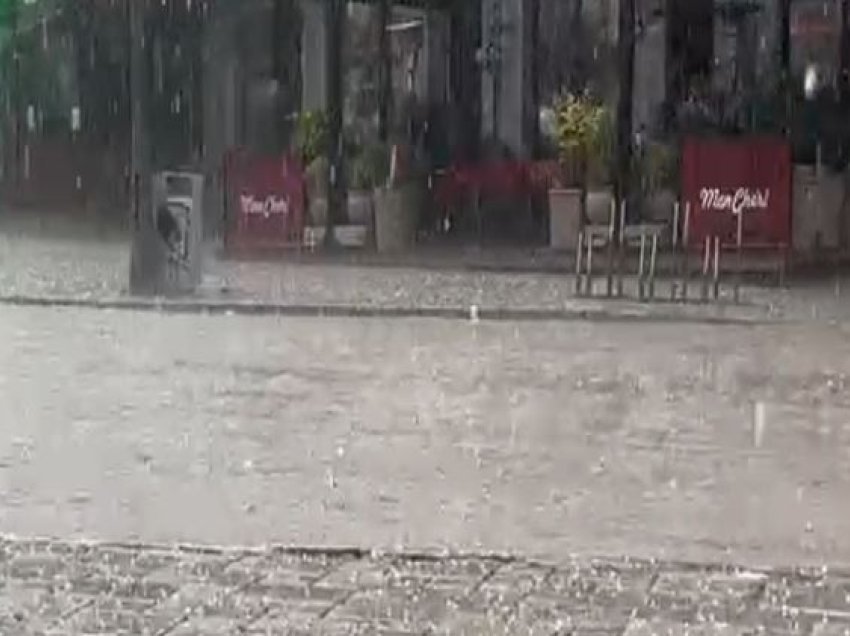 Bulqizë, reshjet e dendura të shiut shkaktojnë probleme në rrugët nacionale dhe të qytetit