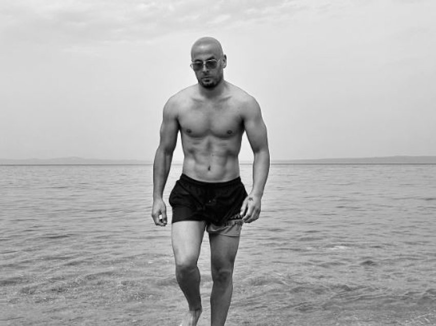 Adrian Gaxha tregon trupin e tij të tonifikuar në fotografitë nga pushimet