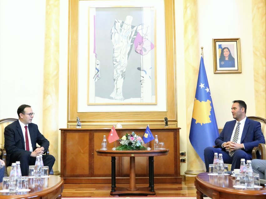 Kryetari Konjufca priti në takim ambasadorin e Turqisë në Kosovë, Sabri Tunç Angili