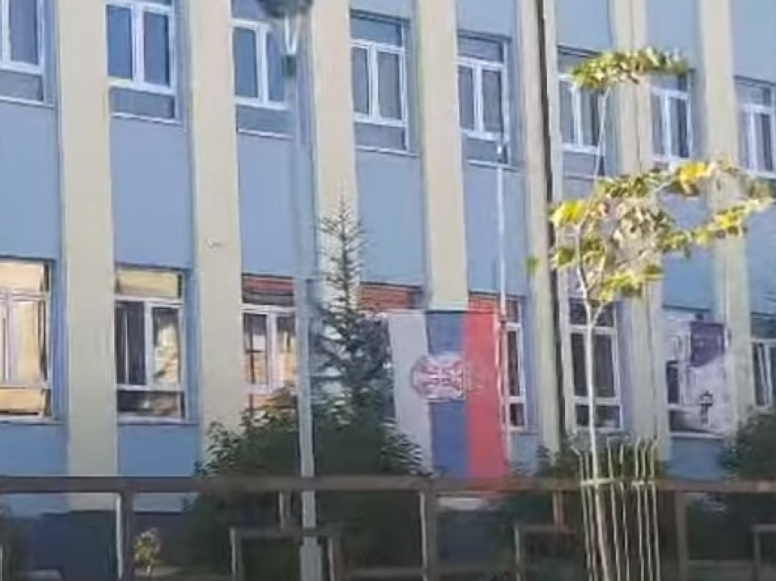 Institucionet paralele në Mitrovicë ulin flamurin serb në gjysmështizë 